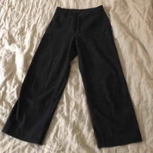  - Modell wide trousers i färgen black magic. Säljs för 300 i butik. Kan mötas upp i Sthlm. 