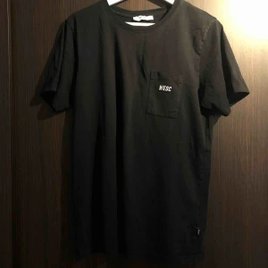  - På bild 1: är det en svart Wesc t-shirt, och på bild 2 är det en H&M t-shirt. Båda tröjorna är i bra skick!! Man kan få båda för 100kr tillsammans!😊