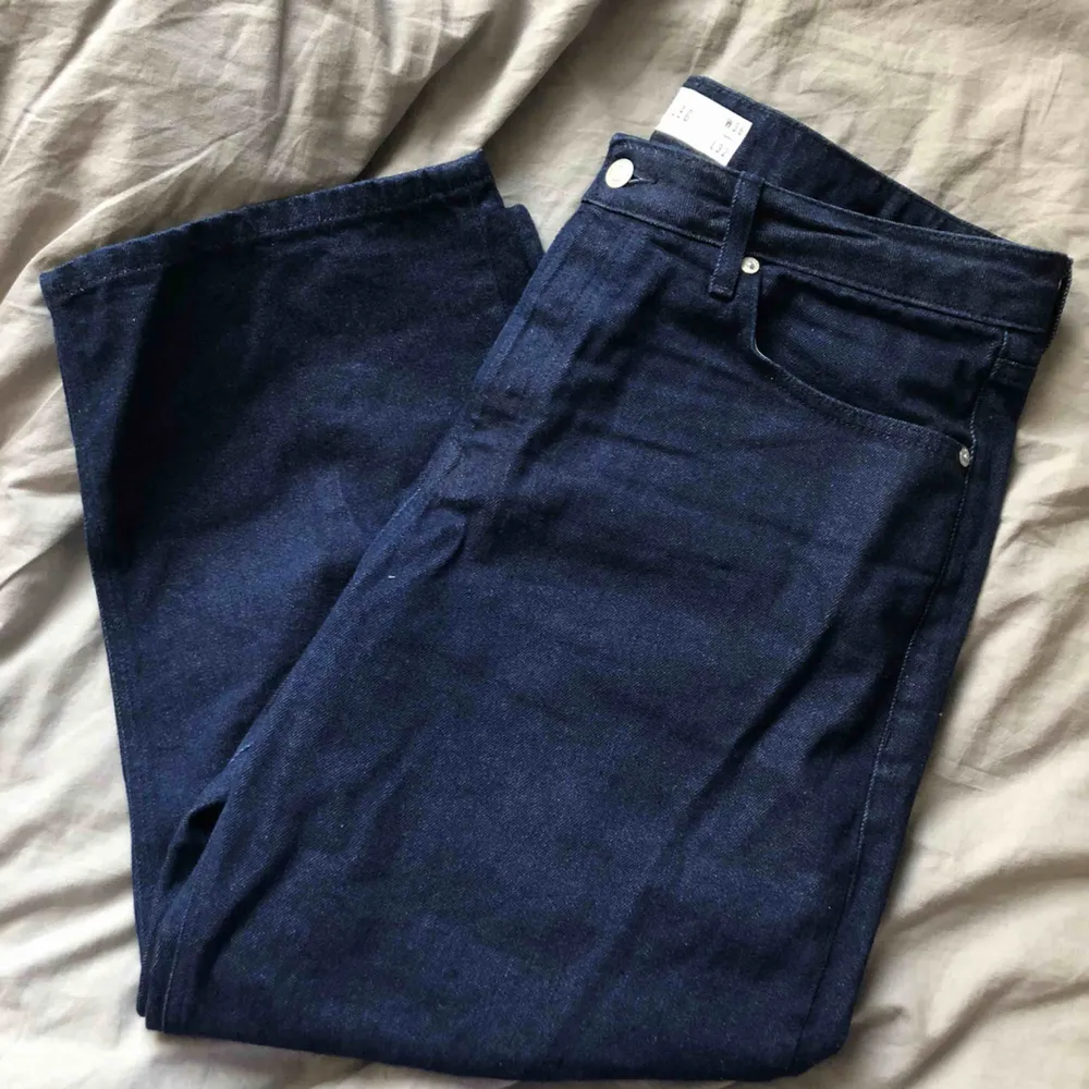 Ett par super snygga mörkblåa vida jeans 🤩 jag är ca 178cm och dem sitter precis ovanför ankeln 😛. Jeans & Byxor.