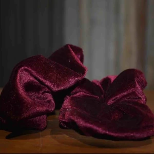  - Vinröda scrunchies av sammet gjort på resttyg