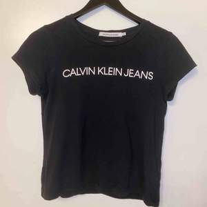 Calvin Klein t-shirt i storlek XS. Nypris 250kr och säljs nu för 150+frakt