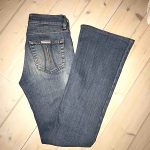  - Riktigt snygga ljusa bootcut jeans som alla behöver i garderoben! Tvätten ser mörk ut på sista bilden, men de är ljusare. Jag är 166cm och längden är bra på mig, 25 i midjan. De är normalhöga i midjan. Från ett italienskt märke, Fornari🙌