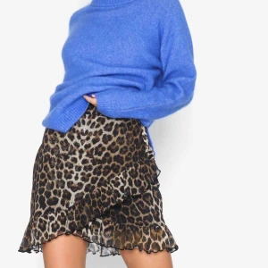  - Säljer denna superfina leopardmönstrade kjolen från Nelly, använd endast 1 gång! Möts upp norr om Stockholm (Danderyd, Täby) annars tillkommer frakt🥰 Nypris: 249kr 