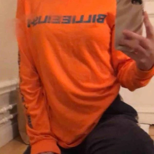  - Jättecool billie ellish tröja! Säljs pga knappt använd. Verkligen lätt att matcha och styla! Super skick!
