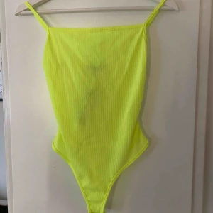  - Oanvänd neongul body från boohoo, lappar kvar. Storlek 36 men den är väldigt liten så skulle säga att det är mer som en 32-34 storleksmässigt 🌸