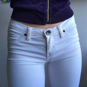  - Vita tighta jeans från Salt! Möts i Stockholm eller så står köparen för frakt!