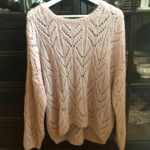  - Jättefin stickad tröja från monki. Helt oanvänd. Frakten ingår i priset!