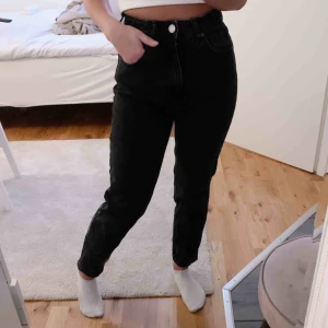  - Svarta/gråa momjeans från zara. Nästan aldrig använda så helt som nya. Sitter helt perfekt! Fraktar men köparen står för fraktkostnad😊