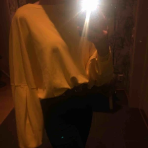  - En gul tröja i storlek 34/36 från Ellos😜✨Andvänd ett få tal gånger och i bra skick.❤️😌