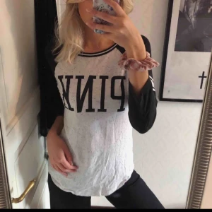 Tröja pink - Storlek XS men skulle även passa S. Köpt på Victorias secret i London