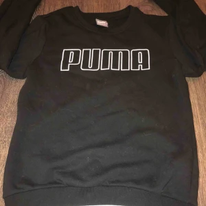  - En svart Puma tjocktröja med vita detaljer, skönt ull material. Köpt för ett år sen men bara använd 4 gånger, bra skick!