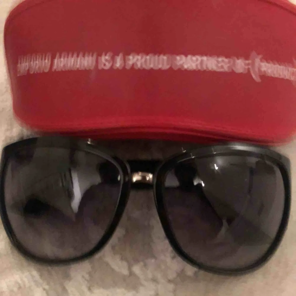 Svarta solglasögon från märket Armani. Accessoarer.