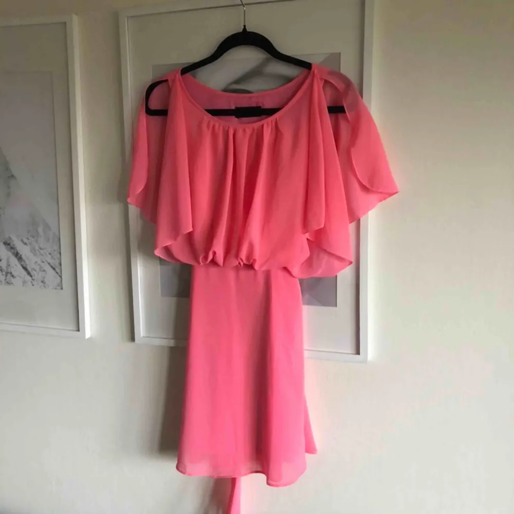 Söt rosa klänning! Köpare står för frakt på 27kr 🌸. Klänningar.