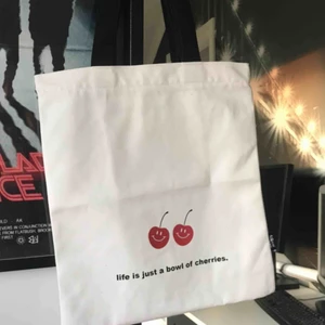  - Tygkassarna finns i 8 olika tryck. Gratis frakt i hela landet. 1 för 149kr. 2 för 249kr. 3 för 299kr. Har dragkedja och ett innerfack med dragkedja. Skicka ett meddelande för att köpa. Betalning sker via swish. @tygkassen på instagram❤️🧡💛💚💙💜💗❤️🧡