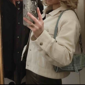  - En beige Manchester jacka, storlek L men passar mig som har S. Bud uppe i 300kr