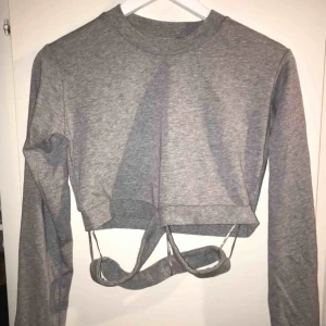 - En croptop från cheap monday. Har aldrig använts och prislappen sitter fortfarande kvar. Passar L men även M. Säljer för att den inte passar min stil 