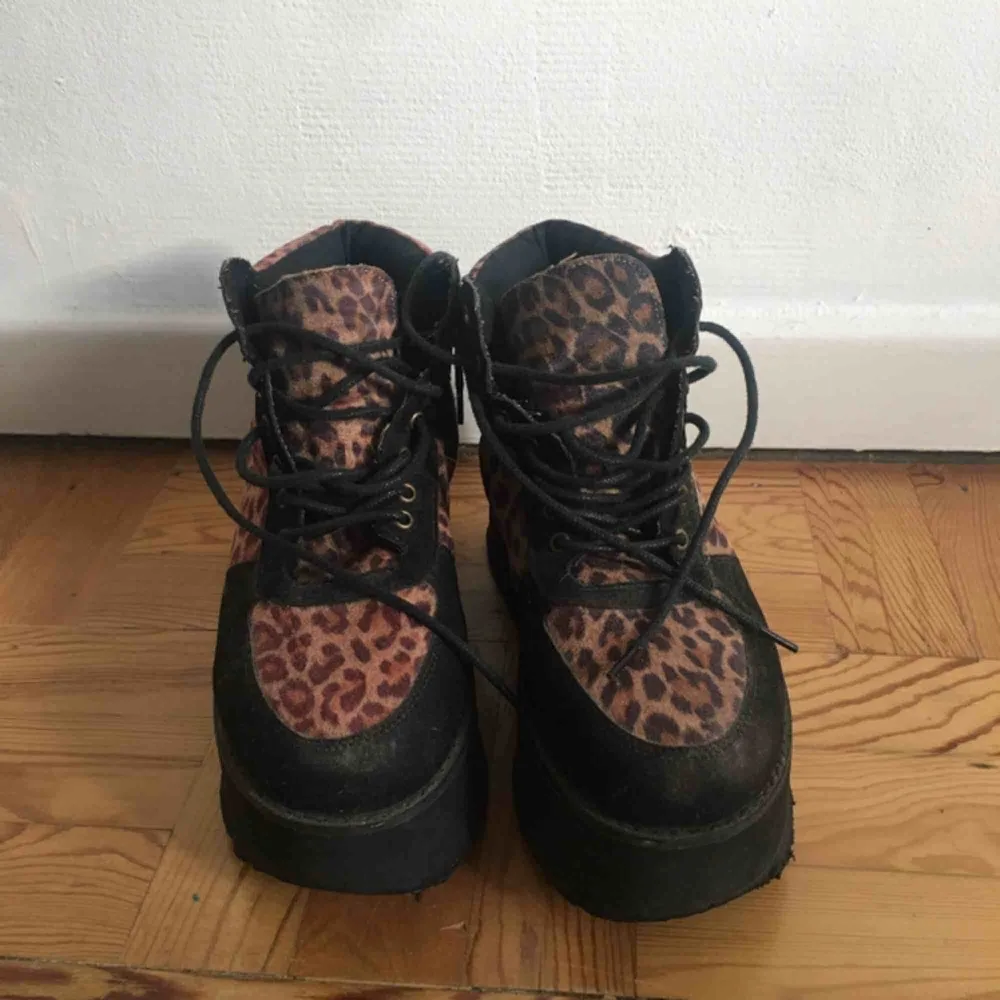 Platåskor i leopardmönster köpta på skoaffären Zoe, vet inte märket dock.  Ca 5 cm platå Färgen på skorna har tyvärr blivit solblekt på vissa ställen.  . Skor.