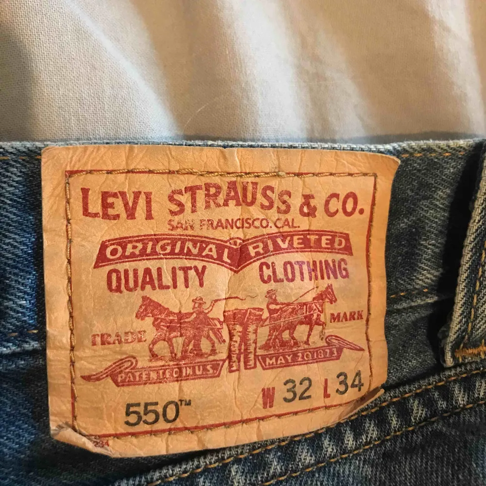 Jättebekväma högmidjade jeans från Levis (modell 550). Tyvärr för stora för mig och därför måste jag sälja. Köpta second hand men är i bra skick. Kan mötas i Lund/Malmö eller skicka mot kostnad.. Jeans & Byxor.