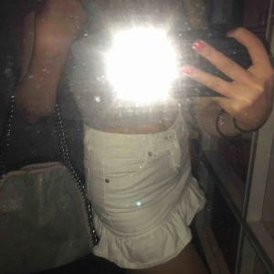  - En super snygg vit volang kjol som kommer från Levis. Säljer den pga den är för liten för mig. Innanför kjolen så finns det en tyg byxa.☺️💕