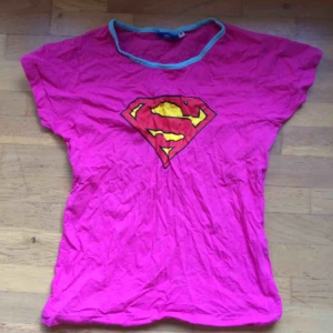  - Rosa girls fit superwoman Top. Har legat nerpackad så därav skrynklig. Märkt som en M men är liten i storlek så mer en S. Frakt: 42 kr i postens påse 🌸
