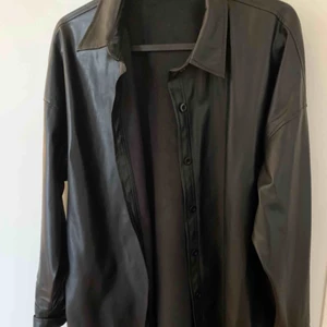  - Helt ny skinnskjorta från Ellos.  Storlek 40. 