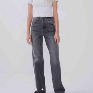 Populära Zara jeans storlek 32!!😍😍 supersnygga jeans som passar till allt, jag är 165 cm och brukar ha 32 i jeans! Buda buda buda!! Slutar budningen IMORGON KVÄLL!!! högsta budet just nu : 550 inkl frakt (63 kr)