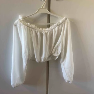  - En vit offshoulder, aldrig använd. 