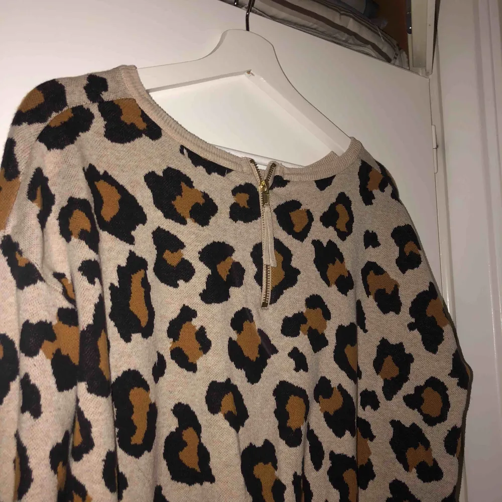 Leopard tröja från H&M i storlek M, tröjan är i bra skick. Tröjor & Koftor.