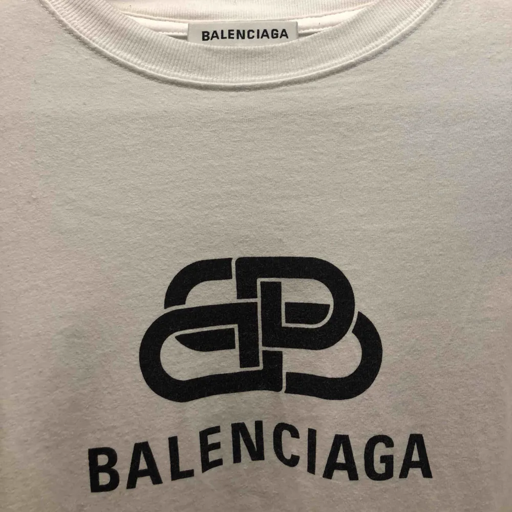 Knappt använd balenciaga tröja som är köpt på Nk i stockholm, kvitto finns!!. T-shirts.