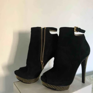  - Aldrig använda klackar med öppen tå från MICHAEL KORS. Klackhöjd ca 12 cm.