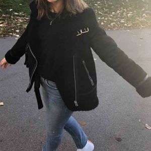 Jacka - Jag säljer en jätte fin jacka med teddymatrial inne i jackan Bra skick 8/10