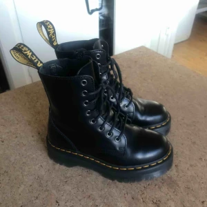  - helt nya Dr Martens Jadon, endast använda 2-3 gånger. säljer för att dom tyvärr är lite för små för mig:(( kan få lådan med om man vill! möts upp eller så betalar köparen frakten om dom ska skickas 🌞
