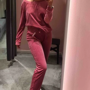  - Ett jätte fint rosa mjukis sett , säljer för 400 +frakt och köpte den för ungefär 800 900 kr Från twilfit