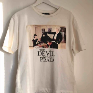  - Ännu en cool tröja från Zara med tryck. Använd ett fåtal gånger så i väldigt bra skick. Köparen står för frakten! 