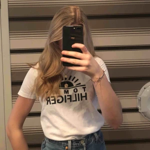  - t-shirt från tommy hilfiger med fint tryck, strl XS men är som en S 🤎