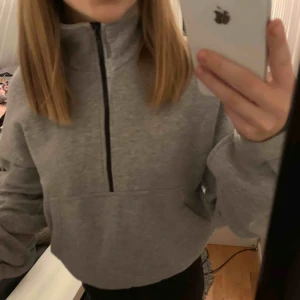  - Collage tröja från PrettyLittleThing 