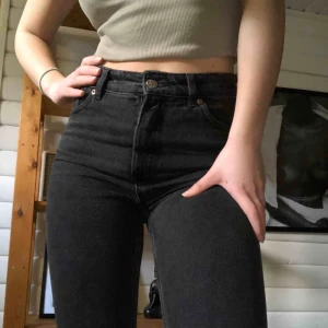  - Perfekta svarta momjeansen. Från Monki i modellen kimomo 🌻 Två ej särskilt märkbara slitage i hällorna men fungerar ändå att ha skärp. 