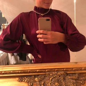  - Fin blus med resår vid ärmarna. Aldrig använd. Frakt tillkommer på 50kr 😃