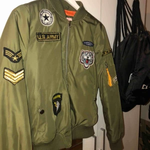  - Snygg och ball bomberjacka!!!! Minns ej var jag köpte den, missäy kanske? Strl M men är mer som en S skulle jag säga. Passar till alla årstider!! Skriv för fler bilder :P