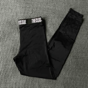  - Tights från The Classy Issue, endast testade. Ser lite skrynkliga ut men syns ju inte när man har dem på sig.