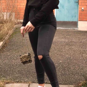  - Snygga svarta jeans med hål från zara, väldigt sköna. Jag är vanligtvis storlek 36 men detta sitter ändå bra. Kan mötas up eller frakta 🥰🥰