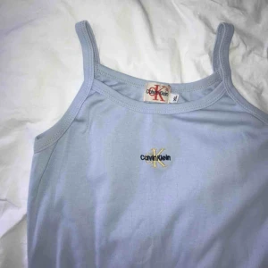  - Blått linne från Calvin Klein. Beskriven som xl på lappen men mer som s, se andra bilden hur den sitter på mig. 