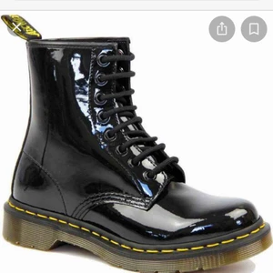 dr martens - Helt nya, inte ens upptagna ur kartongen. De är köpta i dr. Martens butiken vid Skanstull, för 1900kr. Priset går att diskutera, men med tanke på att de är nya vill jag inte ha några skambud🥰