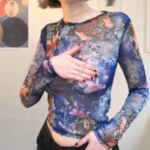  - Genomskinlig mönstrad tröja från urban outfitters. Magtröja men inte så kort. Bra skick. Möts på södermalm. Frakt tillkommer!💞💞💞