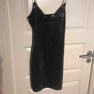 - Super fin tight glitter klänning! Endast använd en gång under nyår! Storlek XS, kan gå ner i pris vid snabb affär, kan mötas upp nära Uddevalla/Vänersborg annars postar jag men köparen står för frakt!🥰🥰
