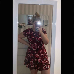  - Jättefin blommig klänning ifrån H&M. Är storlek 44 men skulle säga att den passar M/L. I fint skick. Frakt tillkommer på 55kr. 