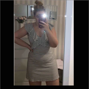  - Jättefin randig klänning från New yorker. Använd 1 gång. Är Storlek 42 men passar M. Frakt tillkommer på 66kr. 