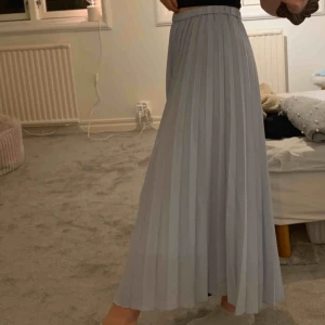  - Fin lång ljusblå kjol i bra skick. Aldrig använd ifrån UNIQLO! Köparen betalar frakten