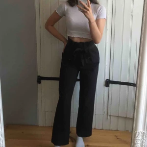  - Skitsnygga högmidjade kostymbyxor från Bik Bok med knytning i midjan! Använda max 3ggr. I storlek XS men passar även S. Fraktar eller möts upp i Skellefteå!