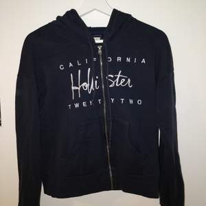 Marinblå hoodie från Hollister i bra skick. 🤘🤘Köparen står för fraktkostnaderna.